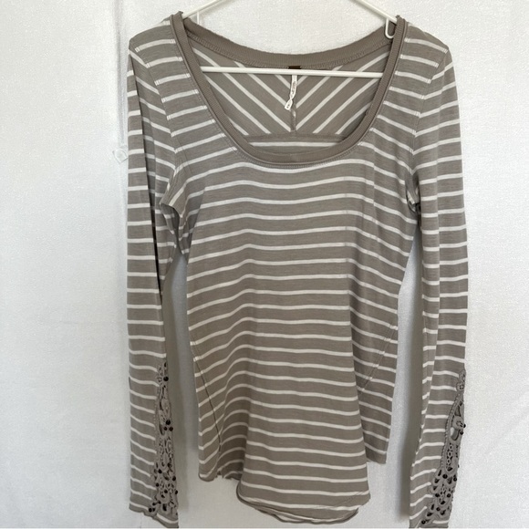 Free People boho colorblock tee top. Accent sleeves. Size M - Picture 3 of 7